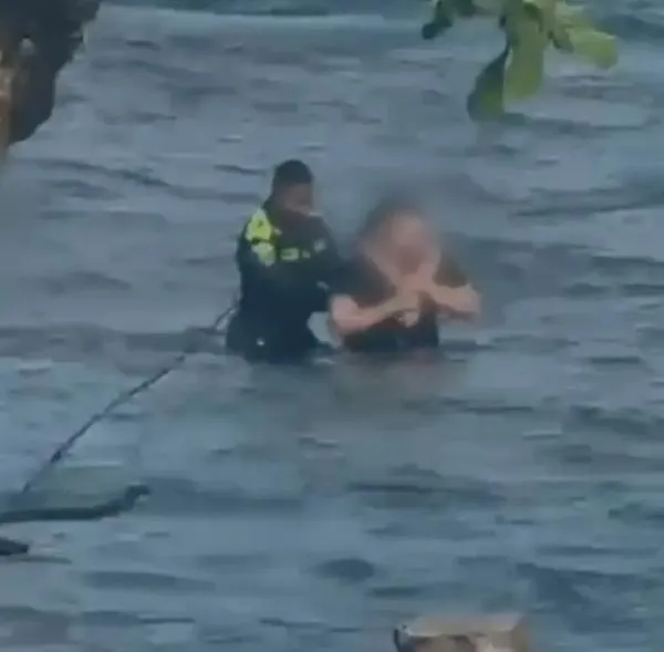 Padre e hija casi mueren ahogados en famosa playa de Colombia: cómo pasó