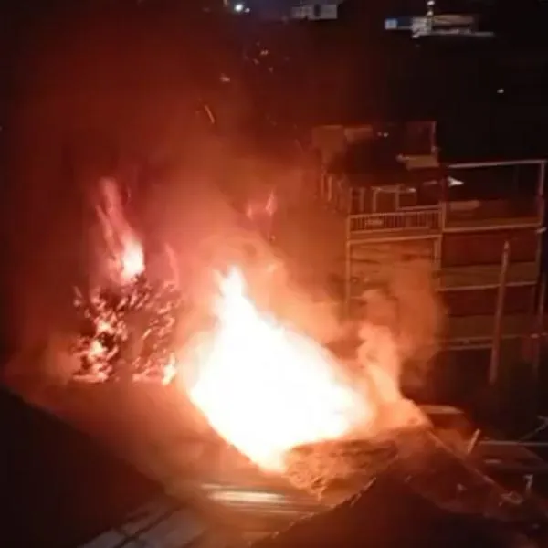 Grave incendio en Bogotá destruye varias viviendas en el sector de Los Laches, en una invasión del sur de Bogotá. Llamas amenazan con pasar a otros predios