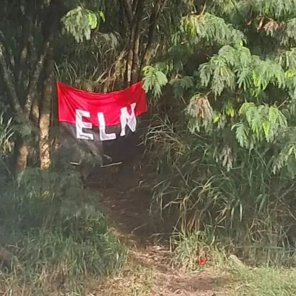 Bandera del Eln apareció cerca de Medellín: investigan si hay explosivos