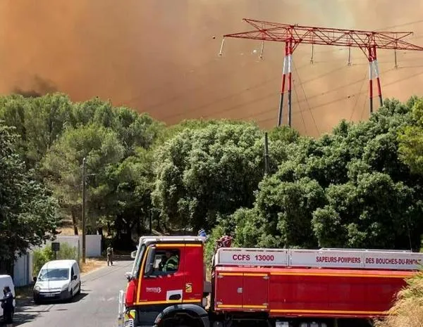Violento incendio en Marsella: las llamas alcanzan la ciudad