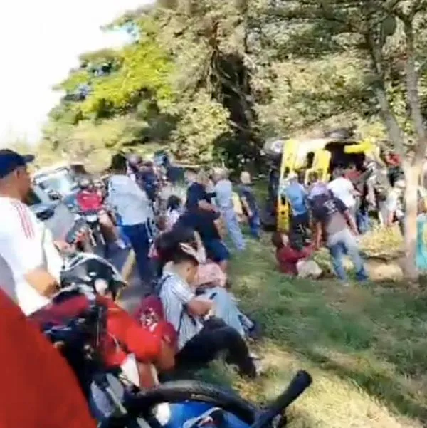 Accidente de un bus en vía Cali-Palmira hoy, dejó un muerto y 15 heridos