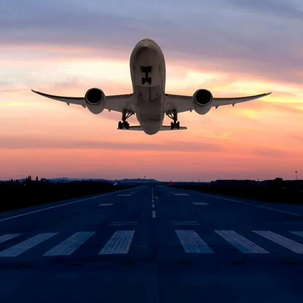 Foto de avión comercial, en nota de cuál es el vuelo más barato de Colombia a España menor a $1'750.000; no Avianca