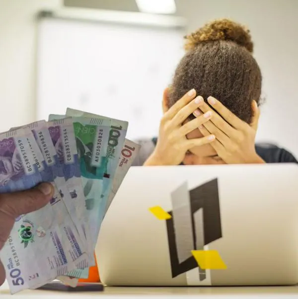 Mujer preocupada (Getty) y pesos colombianos (Getty) / Composición Pulzo