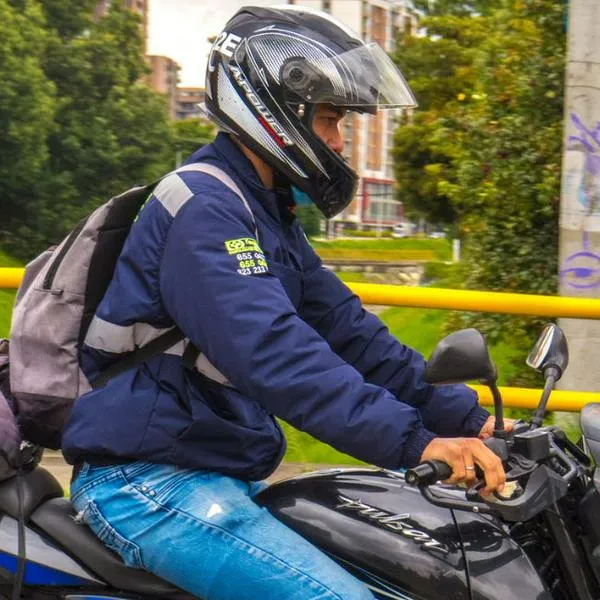 Tapar o modificar la placa de una moto en Colombia acarrea dura multa económica y es motivo de inmovilización, según el Código de Tránsito.
