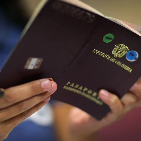 Sacar pasaporte en Colombia: reportan largas filas y Cancillería mostró problema