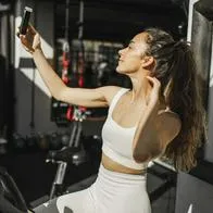 Fotos de gym selfie, en nota de qué significa que una persona se tome fotos en el gimnasio, según la psicología