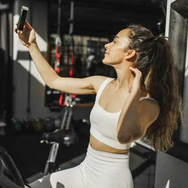 Fotos de gym selfie, en nota de qué significa que una persona se tome fotos en el gimnasio, según la psicología