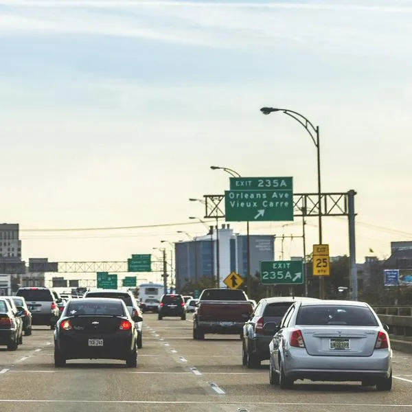Carros en autopista de Estados Unidos