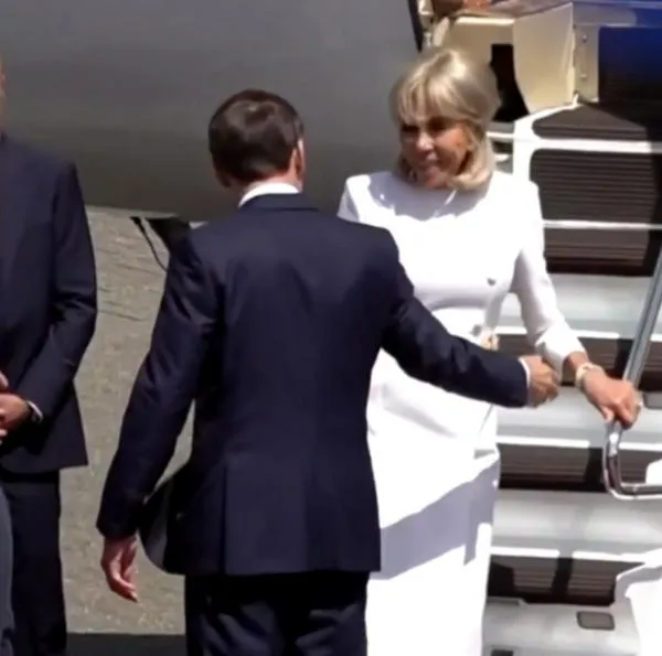 Brigitte Macron no le dio mano a Emmanuel Macron al bajar de avión: video viral