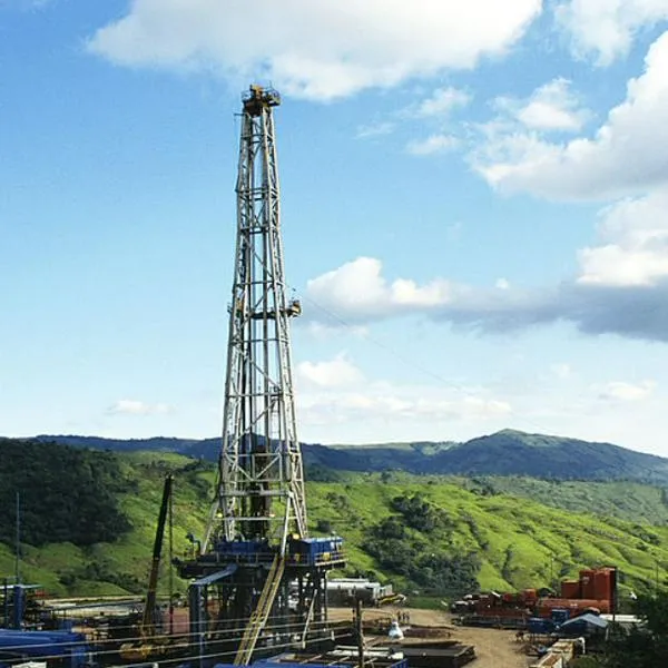 Surge lío para petrolera francesa en Colombia por vínculos con paramilitares