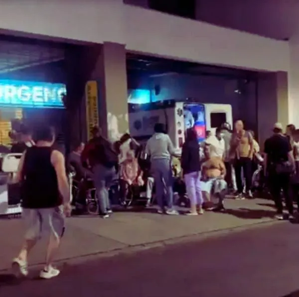 Tristes imágenes de pacientes que tuvieron que ser atendidos en la calle por incendio en la clínica Fundadores de Medellín: "Fue horrible". 