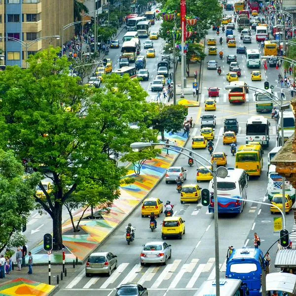 Carros en Medellín, en nota sobre cuándo cambiará pico y placa 