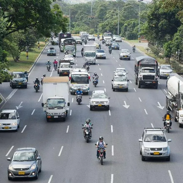 Foto tráfico en Colombia, en nota de cuántos colombianos planean comprar carro o moto y en qué periodo, según sondeo