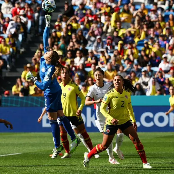 Jugadoras de la Selección Colombia en partido, en nota sobre la futbolista que regresa a convocatoria