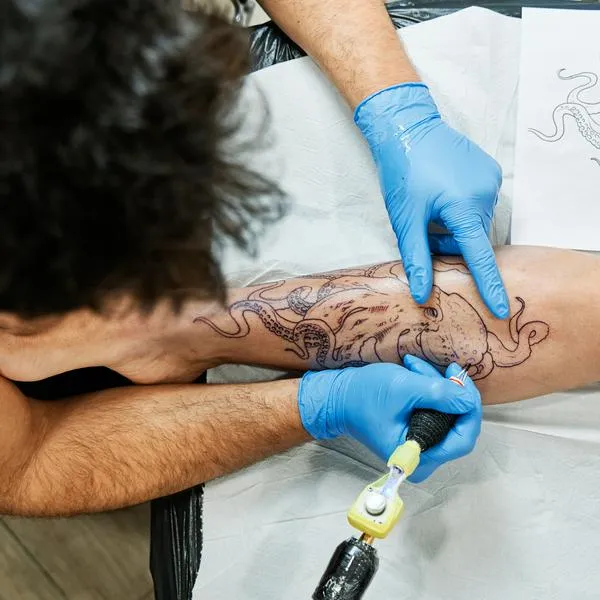 Problema tatuajes y peluquerías en Bogotá; multas por residuos peligrosos
