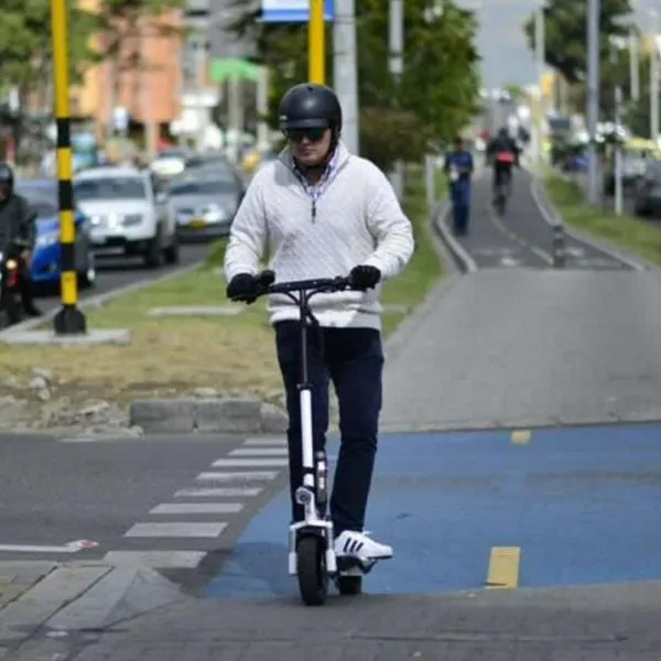 ¿Cuál es la velocidad máxima de una patineta eléctrica en Bogotá? Ley los frena