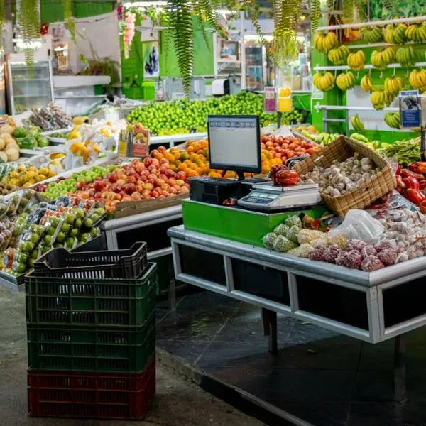 El precio de varios alimentos como  papa, plátano y naranja bajó en Colombia, y el anuncio emociona a hogares porque gastarán menos.