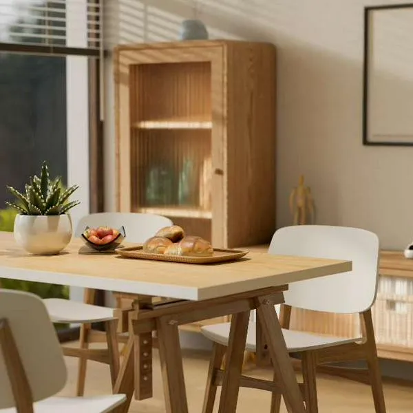 Foto de mesa de comedor de madera, en nota de cómo limpiar la mesa de un comedor de madera con truco sencillo y casero básico