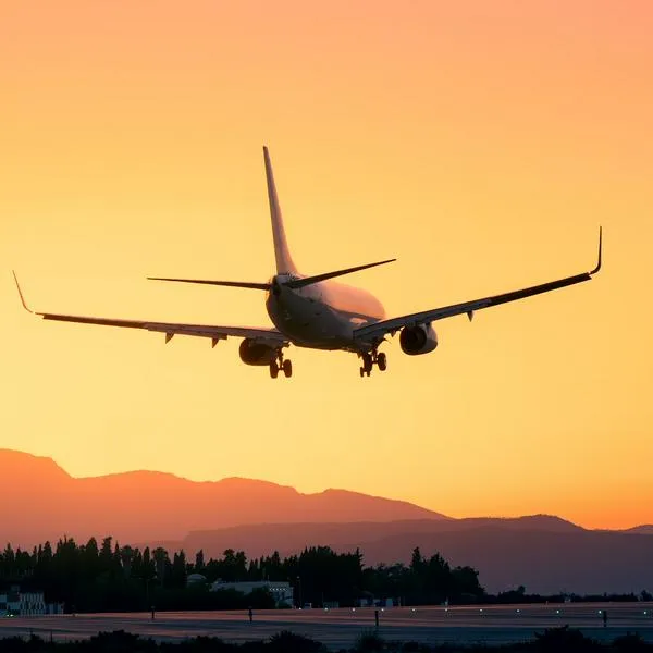 Avión volando, en nota sobre promoción de tiquetes en Latam