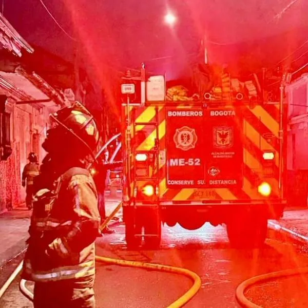 Bomberos de Bogotá controlan incendio en bodega en el centro