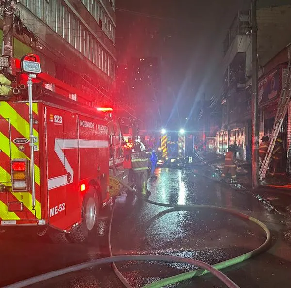 Graves secuelas dejó incendio en Bogotá: 8 locales de motos y plásticos quedaron afectados. Por el momento no se registran víctimas. 