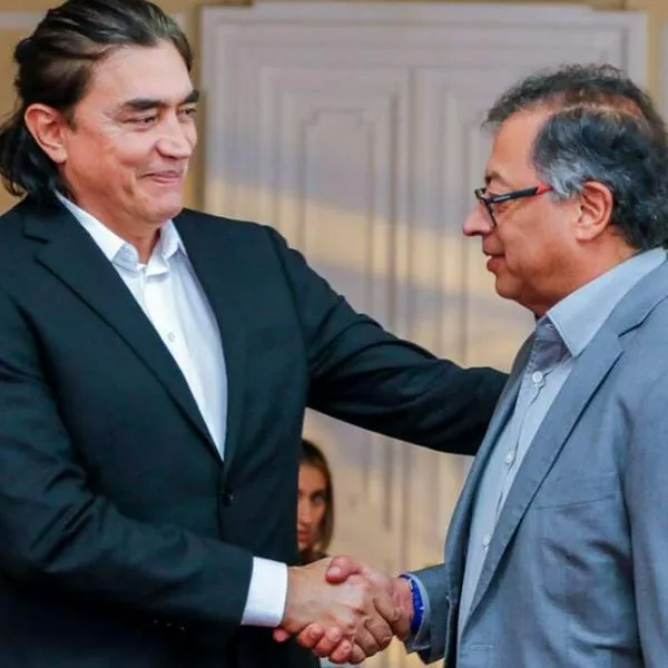 El precandidato presidencial cuestionó por primera vez el uso de los recursos públicos para impulsar estas campañas. Incluso criticó al Pacto Histórico. 