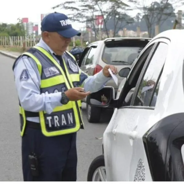 ¿Qué hacer cuando un agente de tránsito te detiene? Dato si va en Uber o DiDi