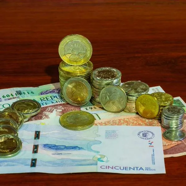 Foto de dinero colombiano, en nota de cómo es nueva moneda de $20.000 en Colombia que sale en honor a ciudad más vieja