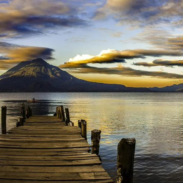 Lago Atitlán, de Guatemala, en nota sobre que es uno de los más bellos del mundo