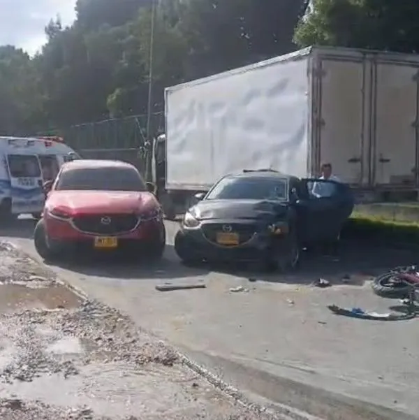Grave accidente en Fontibón (Bogotá): camión, moto y carro se chocaron