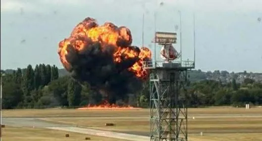 Avión se estrelló hoy en Londres luego de despegar: video de cómo fue explosión