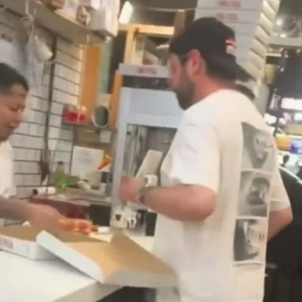 Empleado le tiró pizza en la cara a un cliente en EE. UU., luego de discusión