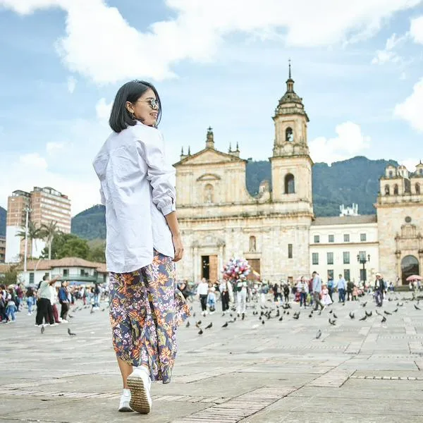 Mujer caminando por Bogotá, en nota sobre que viajeros con escala podrán hacer 'tour' por la ciudad 