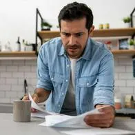 Foto de hombre preocupado, en nota de cómo saber si la tasa de interés en crédito es muy alta con un banco en Colombia