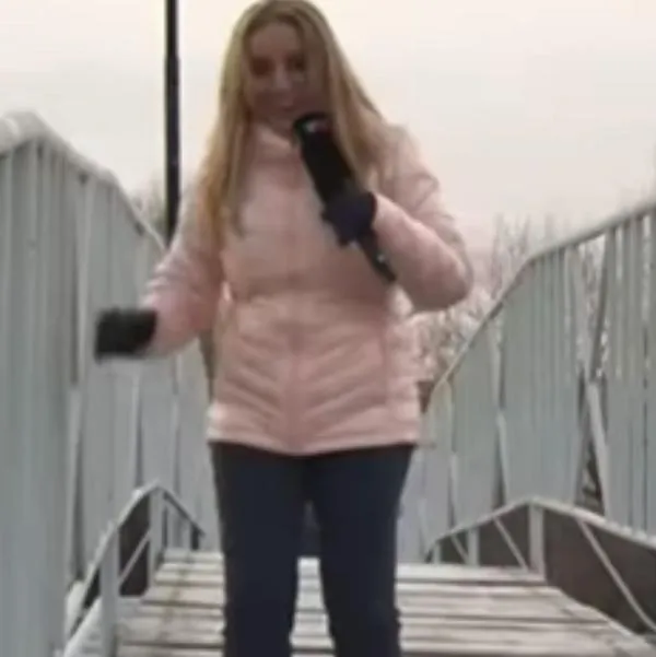 Video: periodista sufre aparatosa caída mientras daba noticias en vivo