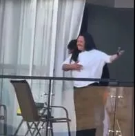 Momento en el que una mujer (ya identificada) dispara al aire en un conjunto de Bogotá