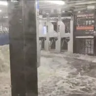 Impactantes imágenes de la grave inundación en Nueva York, Estados Unidos. Varios andenes del metro resultaron con afectaciones y sectores sin luz. 