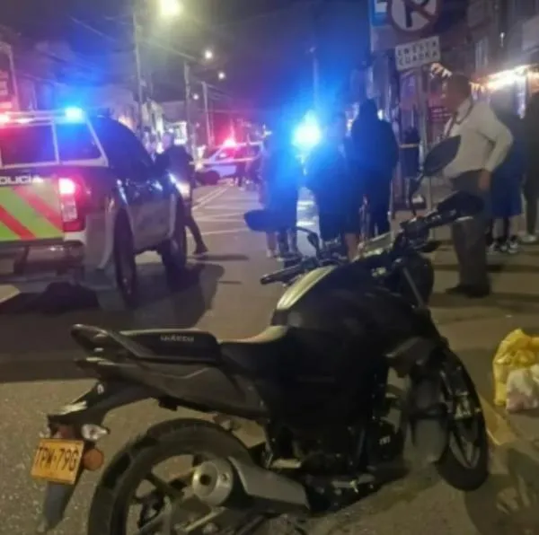 Balacera en Bogotá dejó dos muertos y una persona herida. Los atacaron cuando comían hamburguesa en un local comercial y se desconocen causas del ataque. 