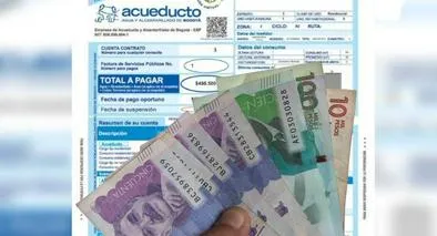 Factura del Acueducto y billetes de Colombia, en nota sobre bancos en los que ya no se puede pagar 