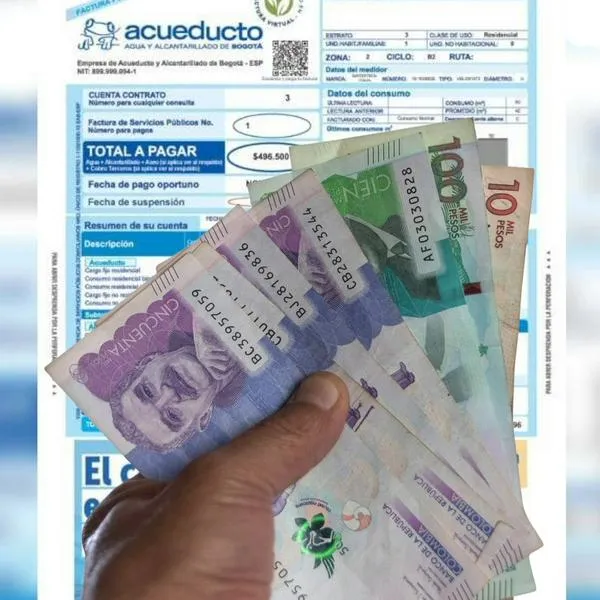 Factura del Acueducto y billetes de Colombia, en nota sobre bancos en los que ya no se puede pagar 