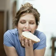 Mujer comiendo pan