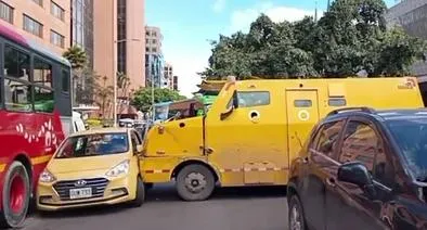 Grave accidente se presentó en la Av. Chile con calle 72 en Bogotá. Bus de Transmilenio, carro de valores y un taxi chocaron entre sí. Hay largo trancón. 