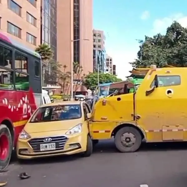 Grave accidente se presentó en la Av. Chile con calle 72 en Bogotá. Bus de Transmilenio, carro de valores y un taxi chocaron entre sí. Hay largo trancón. 