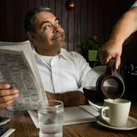 Foto de hombre sonriente, en nota de por qué colombianos dicen me regala al pedir algo así no sea gratis; revelación