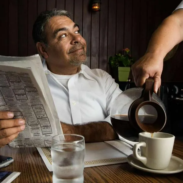 Foto de hombre sonriente, en nota de por qué colombianos dicen me regala al pedir algo así no sea gratis; revelación