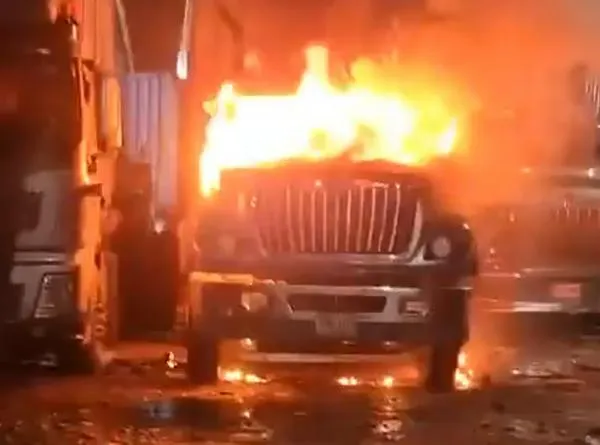 Quemaron tractocamiones en la vía de Buenaventura.
