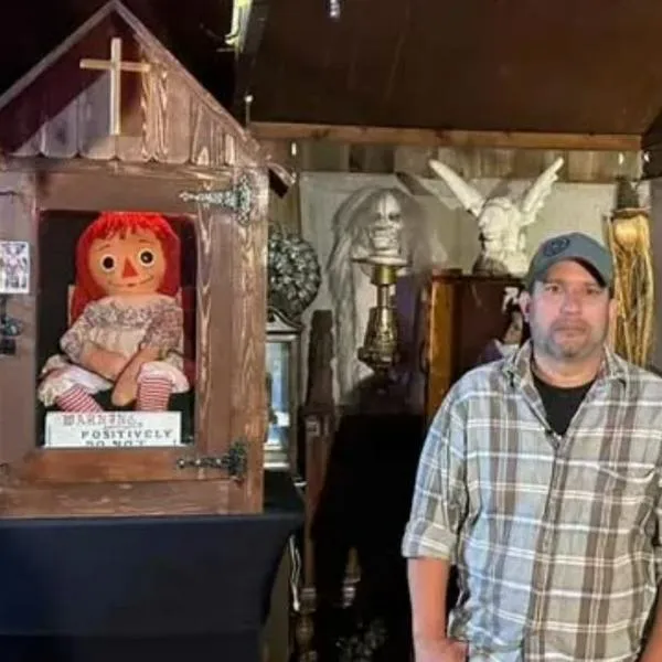 Murió Dan Rivera, guardián de Annabelle, muñeca poseída de ‘Expediente Warren’