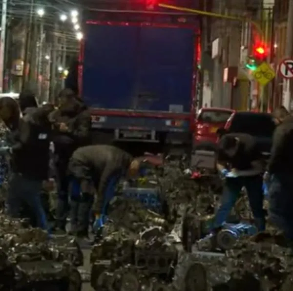 Encuentran bodega con 150 motores de carros robados en Bogotá: hay Chevrolet, Renault y más marcas. En el hecho se capturó a dos hombres. 