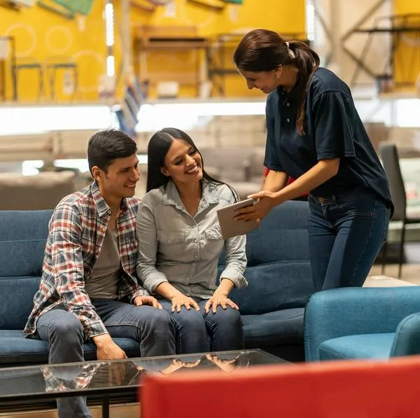 Personas comprando muebles