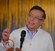 Alocución de Petro brilló por cruz de Tau que usa el presidente de Colombia.